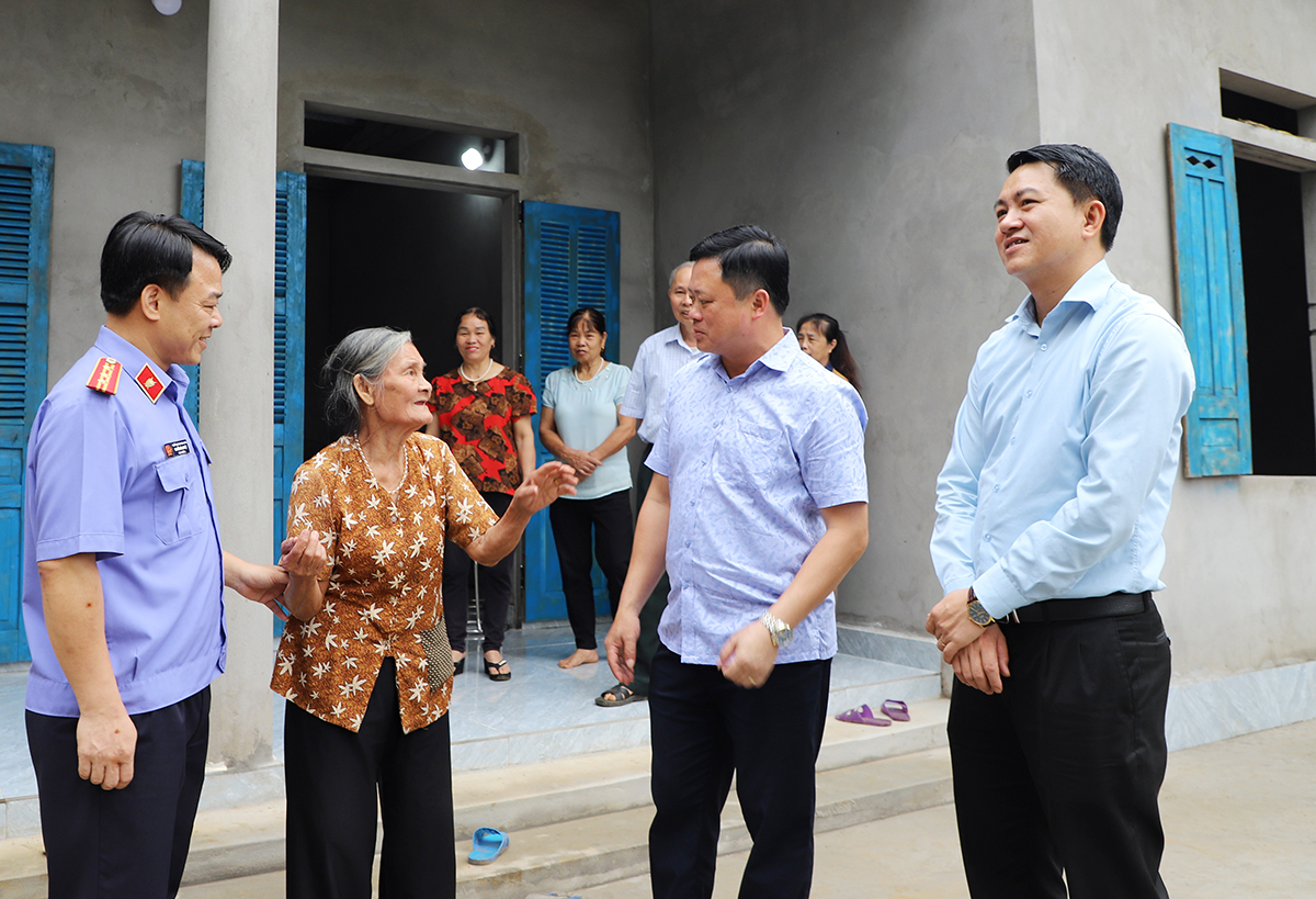  Đồng chí Phó Chủ tịch UBND huyện trao nhà “Đại Đoàn kết” cho gia đình có hoàn cảnh khó khăn tại xã Yên Kiện